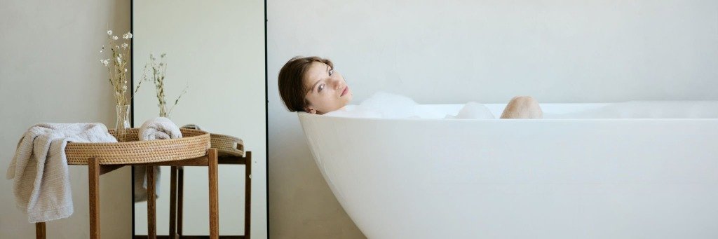 Mulher confiante, olhando para câmera, representando saúde íntima, autoestima e bem-estar feminino