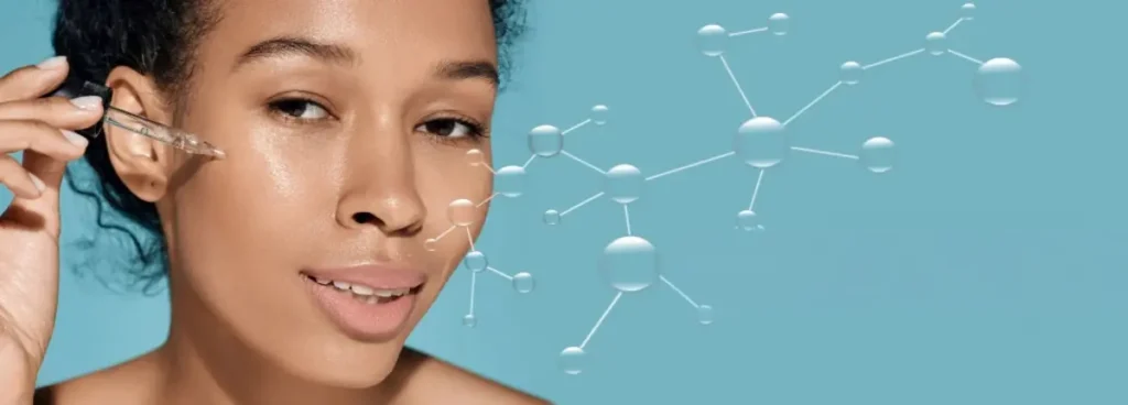 Mulher aplicando tônico facial com as mãos, rosto limpo e iluminado, em ritual de skincare noturno, pele saudável